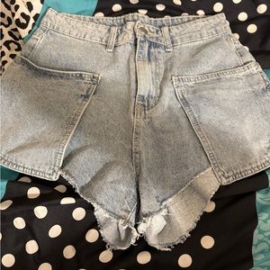 Light Wash Zipper Fly Patch Pocket Denim Shorts